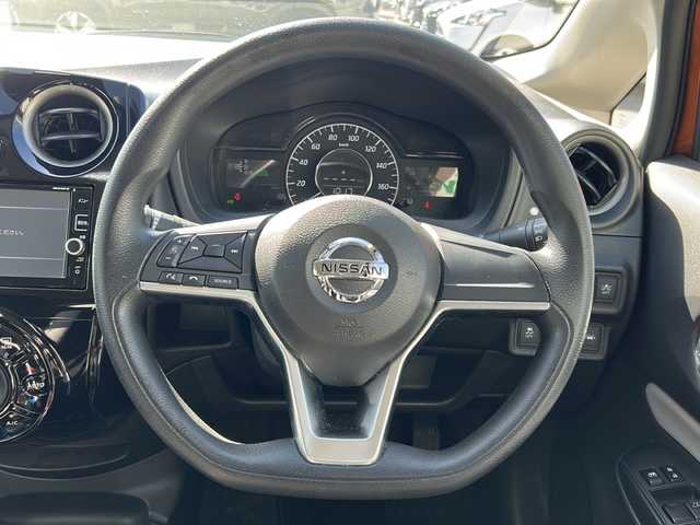 日産 ノート e－パワー X 石川県 2016(平28)年 4.5万km プレミアムコロナオレンジ 純正ナビ7インチ/フルセグTV/全方位カメラ/ドライブレコーダー/ETC/スマートルームミラー/コーナーセンサー/衝突被害軽減システム/横滑り防止装置/レーンキープアシスト/オートライト/スタッドレスタイヤ付/プッシュスタート/スマートキー/純正フロアマット