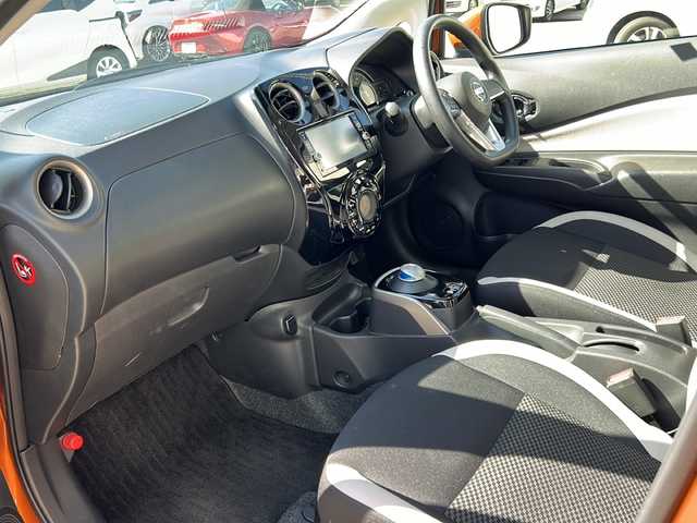 日産 ノート e－パワー X 石川県 2016(平28)年 4.5万km プレミアムコロナオレンジ 純正ナビ7インチ/フルセグTV/全方位カメラ/ドライブレコーダー/ETC/スマートルームミラー/コーナーセンサー/衝突被害軽減システム/横滑り防止装置/レーンキープアシスト/オートライト/スタッドレスタイヤ付/プッシュスタート/スマートキー/純正フロアマット