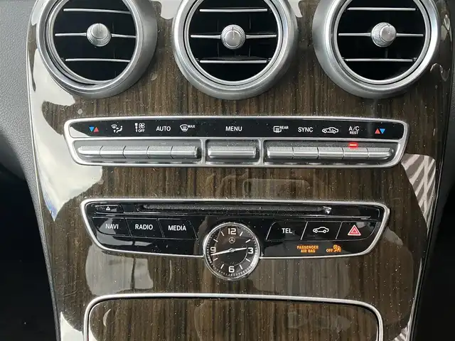 メルセデス・ベンツ Ｃ２２０ｄ 高知県 2015(平27)年 4.7万km 白 純正HDDナビ/Bluetooth接続/ETC/バックカメラ/シートヒーター/ターボ/クルーズコントロール/スマートキー/レーンキープアシスト/LEDヘッドライト/オートライト/コーナーセンサー/横滑り防止装置/フルセグ/アイドリングストップ