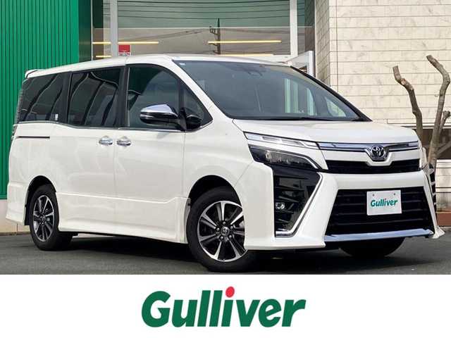 トヨタ ヴォクシー ZS 煌Ⅲ 静岡県 2021(令3)年 2.9万km ホワイトパールクリスタルシャイン 純正ナビ（CD/DVD/BT/フルセグ）/地図SD無し/バックカメラ/後席モニター/ドライブレコーダー/Wオートエアコン/エンジンスタートボタン/パワーステアリング/パワーウィンドウ/アイドリングストップ/クルーズコントロール/USB入力端子/ETC/3列シート/ウォークスルー/フロアマット/両側パワースライドドア/ハーフレザーシート/純正アルミホイール/ABS/横滑り防止装置/コーナーセンサー前後/レーンキープアシスト/オートライト/オートマチックハイビーム/LEDヘッドライト/Wエアバック/衝突軽減システム