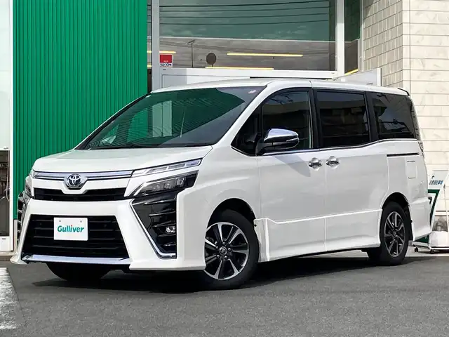 トヨタ ヴォクシー ZS 煌Ⅲ 静岡県 2021(令3)年 2.9万km ホワイトパールクリスタルシャイン 純正ナビ（CD/DVD/BT/フルセグ）/地図SD無し/バックカメラ/後席モニター/ドライブレコーダー/Wオートエアコン/エンジンスタートボタン/パワーステアリング/パワーウィンドウ/アイドリングストップ/クルーズコントロール/USB入力端子/ETC/3列シート/ウォークスルー/フロアマット/両側パワースライドドア/ハーフレザーシート/純正アルミホイール/ABS/横滑り防止装置/コーナーセンサー前後/レーンキープアシスト/オートライト/オートマチックハイビーム/LEDヘッドライト/Wエアバック/衝突軽減システム