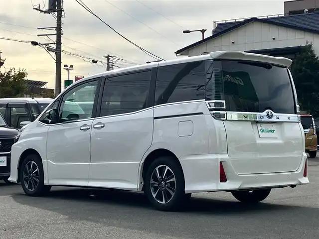 トヨタ ヴォクシー ZS 煌Ⅲ 静岡県 2021(令3)年 2.9万km ホワイトパールクリスタルシャイン 純正ナビ（CD/DVD/BT/フルセグ）/地図SD無し/バックカメラ/後席モニター/ドライブレコーダー/Wオートエアコン/エンジンスタートボタン/パワーステアリング/パワーウィンドウ/アイドリングストップ/クルーズコントロール/USB入力端子/ETC/3列シート/ウォークスルー/フロアマット/両側パワースライドドア/ハーフレザーシート/純正アルミホイール/ABS/横滑り防止装置/コーナーセンサー前後/レーンキープアシスト/オートライト/オートマチックハイビーム/LEDヘッドライト/Wエアバック/衝突軽減システム