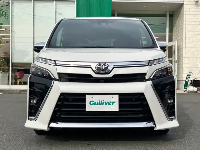 トヨタ ヴォクシー ZS 煌Ⅲ 静岡県 2021(令3)年 2.9万km ホワイトパールクリスタルシャイン 純正ナビ（CD/DVD/BT/フルセグ）/地図SD無し/バックカメラ/後席モニター/ドライブレコーダー/Wオートエアコン/エンジンスタートボタン/パワーステアリング/パワーウィンドウ/アイドリングストップ/クルーズコントロール/USB入力端子/ETC/3列シート/ウォークスルー/フロアマット/両側パワースライドドア/ハーフレザーシート/純正アルミホイール/ABS/横滑り防止装置/コーナーセンサー前後/レーンキープアシスト/オートライト/オートマチックハイビーム/LEDヘッドライト/Wエアバック/衝突軽減システム