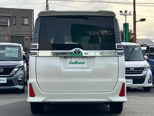 トヨタ ヴォクシー ZS 煌Ⅲ 静岡県 2021(令3)年 2.9万km ホワイトパールクリスタルシャイン 純正ナビ（CD/DVD/BT/フルセグ）/地図SD無し/バックカメラ/後席モニター/ドライブレコーダー/Wオートエアコン/エンジンスタートボタン/パワーステアリング/パワーウィンドウ/アイドリングストップ/クルーズコントロール/USB入力端子/ETC/3列シート/ウォークスルー/フロアマット/両側パワースライドドア/ハーフレザーシート/純正アルミホイール/ABS/横滑り防止装置/コーナーセンサー前後/レーンキープアシスト/オートライト/オートマチックハイビーム/LEDヘッドライト/Wエアバック/衝突軽減システム