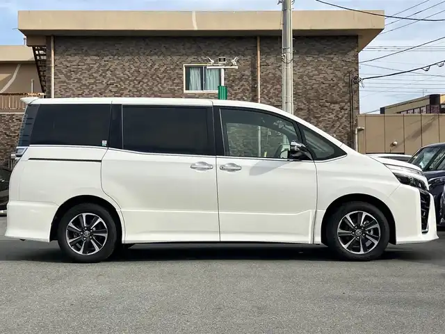 トヨタ ヴォクシー ZS 煌Ⅲ 静岡県 2021(令3)年 2.9万km ホワイトパールクリスタルシャイン 純正ナビ（CD/DVD/BT/フルセグ）/地図SD無し/バックカメラ/後席モニター/ドライブレコーダー/Wオートエアコン/エンジンスタートボタン/パワーステアリング/パワーウィンドウ/アイドリングストップ/クルーズコントロール/USB入力端子/ETC/3列シート/ウォークスルー/フロアマット/両側パワースライドドア/ハーフレザーシート/純正アルミホイール/ABS/横滑り防止装置/コーナーセンサー前後/レーンキープアシスト/オートライト/オートマチックハイビーム/LEDヘッドライト/Wエアバック/衝突軽減システム