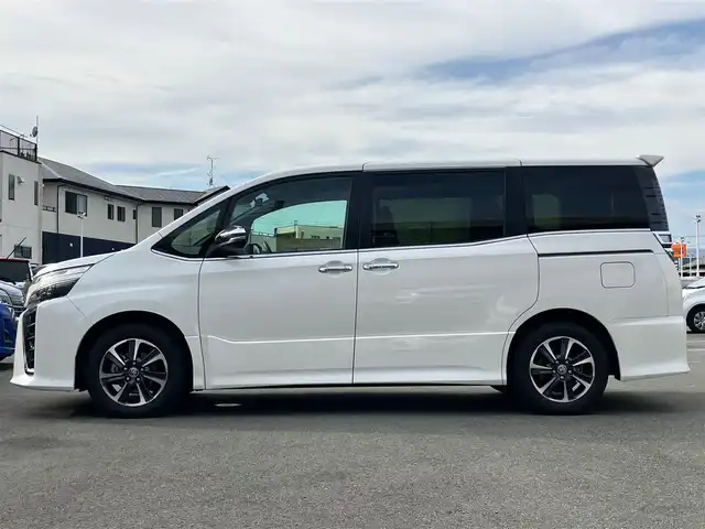 トヨタ ヴォクシー ZS 煌Ⅲ 静岡県 2021(令3)年 2.9万km ホワイトパールクリスタルシャイン 純正ナビ（CD/DVD/BT/フルセグ）/地図SD無し/バックカメラ/後席モニター/ドライブレコーダー/Wオートエアコン/エンジンスタートボタン/パワーステアリング/パワーウィンドウ/アイドリングストップ/クルーズコントロール/USB入力端子/ETC/3列シート/ウォークスルー/フロアマット/両側パワースライドドア/ハーフレザーシート/純正アルミホイール/ABS/横滑り防止装置/コーナーセンサー前後/レーンキープアシスト/オートライト/オートマチックハイビーム/LEDヘッドライト/Wエアバック/衝突軽減システム