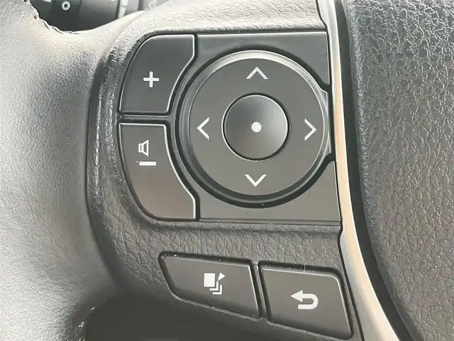 トヨタ ヴォクシー ZS 煌Ⅲ 静岡県 2021(令3)年 2.9万km ホワイトパールクリスタルシャイン 純正ナビ（CD/DVD/BT/フルセグ）/地図SD無し/バックカメラ/後席モニター/ドライブレコーダー/Wオートエアコン/エンジンスタートボタン/パワーステアリング/パワーウィンドウ/アイドリングストップ/クルーズコントロール/USB入力端子/ETC/3列シート/ウォークスルー/フロアマット/両側パワースライドドア/ハーフレザーシート/純正アルミホイール/ABS/横滑り防止装置/コーナーセンサー前後/レーンキープアシスト/オートライト/オートマチックハイビーム/LEDヘッドライト/Wエアバック/衝突軽減システム