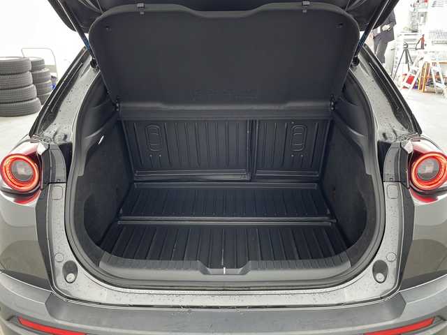 マツダ ＭＸ－３０ インダストリアルクラシック 兵庫県 2021(令3)年 2.7万km マシーングレープレミアムM ・純正ナビ/Bluetooth/AM/FM/TV/HDMI/・バックカメラ/・スマートブレーキサポート/・スマートブレーキサポート（後退時）/・緊急時車線維持支援/・ディスタンス＆スピードアラート/・レーンキープアシスト/・後側方接近車両検知/・ブラインドスポットモニター/・レーダクルーズコントロール/・オートハイビーム/・ステアリングスイッチ/・ステアリングヒーター/・ハーフレザーシート/・前席シートヒーター/・運転席パワーシート（メモリー付き）/・純正フロアマット/・純正アルミホイールタイヤ/・LEDヘッドライト/・前後ドライブレコーダー/・ETC/・取扱説明書/・保証書/・スペアキー/・ベーシックパッケージ/・エクステリアパッケージ/・インテリアパッケージ/・ユーティリティーパッケージ