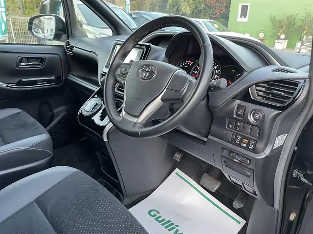 トヨタ ヴォクシー ZS 煌Ⅲ 埼玉県 2020(令2)年 2万km ブラック 社外ナビTV/社外フリップダウンモニター/ナビ連動前後ドラレコ/ビルトインETC/両側パワースライドドア/バックドアイージークローザー/LEDヘッドライト/クリアランスソナー/純正アルミホイール/セーフティセンス/クルーズコントロール/プッシュスタート/スマートキー/保証書付整備手帳/取扱説明書