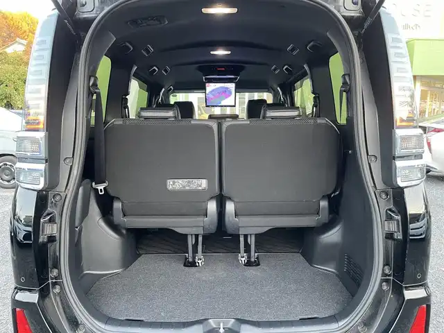 トヨタ ヴォクシー ZS 煌Ⅲ 埼玉県 2020(令2)年 2万km ブラック 社外ナビTV/社外フリップダウンモニター/ナビ連動前後ドラレコ/ビルトインETC/両側パワースライドドア/バックドアイージークローザー/LEDヘッドライト/クリアランスソナー/純正アルミホイール/セーフティセンス/クルーズコントロール/プッシュスタート/スマートキー/保証書付整備手帳/取扱説明書