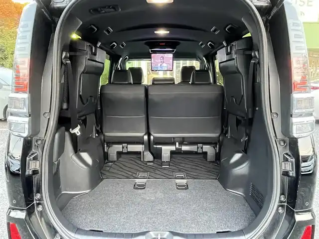 トヨタ ヴォクシー ZS 煌Ⅲ 埼玉県 2020(令2)年 2万km ブラック 社外ナビTV/社外フリップダウンモニター/ナビ連動前後ドラレコ/ビルトインETC/両側パワースライドドア/バックドアイージークローザー/LEDヘッドライト/クリアランスソナー/純正アルミホイール/セーフティセンス/クルーズコントロール/プッシュスタート/スマートキー/保証書付整備手帳/取扱説明書