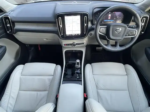 ボルボ ボルボ ＸＣ４０ アルティメット B4 AWD 高知県 2022(令4)年 2.5万km クリスタルホワイトP harman/kardonプレミアムサウンド/純正9型ナビ【Google機能搭載】/・AM/FM/Bluetooth/AppleCarPlay/youtube/ステアリングスイッチ/全方位カメラ/白レザーシート/パワーシート/メモリーシート/全席シートヒーター/電動リアゲート/スマートキー/プッシュスタート/ETC/電格ミラー/ウィンカーミラー/オートライト/フォグランプ/バックフォグランプ/LEDヘッドライト/レーダークルーズコントロール/クリスタルガラスシフトノブ/革巻きステアリング/ステアリングスイッチ/トノカバー/ルーフレール/純正19インチアルミホイール/衝突回避被害軽減ブレーキシステム/オンカミングレーンミティゲーション/ロードサインアシスト/ランオフロードミティゲーション/リア衝突回避被害軽減ブレーキシステム/パイロットアシスト/全車速追従機能付ACC/ステアリングアシスト付BLIS/衝突回避被害軽減ブレーキ機能付CTA/被追突時警告機能