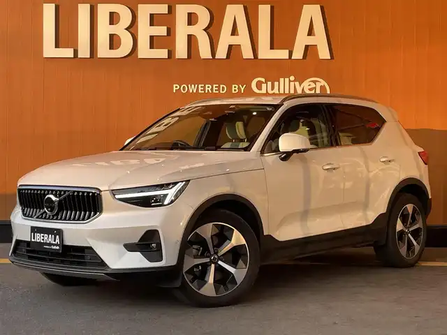ボルボ ボルボ ＸＣ４０ アルティメット B4 AWD 高知県 2022(令4)年 2.5万km クリスタルホワイトP harman/kardonプレミアムサウンド/純正9型ナビ【Google機能搭載】/・AM/FM/Bluetooth/AppleCarPlay/youtube/ステアリングスイッチ/全方位カメラ/白レザーシート/パワーシート/メモリーシート/全席シートヒーター/電動リアゲート/スマートキー/プッシュスタート/ETC/電格ミラー/ウィンカーミラー/オートライト/フォグランプ/バックフォグランプ/LEDヘッドライト/レーダークルーズコントロール/クリスタルガラスシフトノブ/革巻きステアリング/ステアリングスイッチ/トノカバー/ルーフレール/純正19インチアルミホイール/衝突回避被害軽減ブレーキシステム/オンカミングレーンミティゲーション/ロードサインアシスト/ランオフロードミティゲーション/リア衝突回避被害軽減ブレーキシステム/パイロットアシスト/全車速追従機能付ACC/ステアリングアシスト付BLIS/衝突回避被害軽減ブレーキ機能付CTA/被追突時警告機能