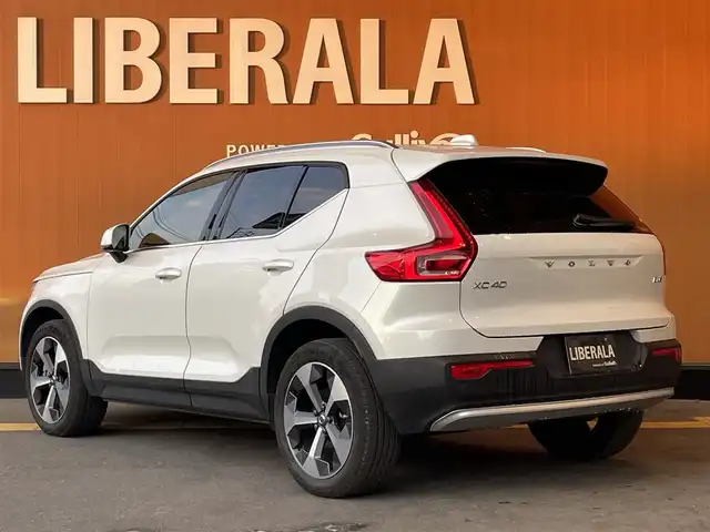 ボルボ ボルボ ＸＣ４０ アルティメット B4 AWD 高知県 2022(令4)年 2.5万km クリスタルホワイトP harman/kardonプレミアムサウンド/純正9型ナビ【Google機能搭載】/・AM/FM/Bluetooth/AppleCarPlay/youtube/ステアリングスイッチ/全方位カメラ/白レザーシート/パワーシート/メモリーシート/全席シートヒーター/電動リアゲート/スマートキー/プッシュスタート/ETC/電格ミラー/ウィンカーミラー/オートライト/フォグランプ/バックフォグランプ/LEDヘッドライト/レーダークルーズコントロール/クリスタルガラスシフトノブ/革巻きステアリング/ステアリングスイッチ/トノカバー/ルーフレール/純正19インチアルミホイール/衝突回避被害軽減ブレーキシステム/オンカミングレーンミティゲーション/ロードサインアシスト/ランオフロードミティゲーション/リア衝突回避被害軽減ブレーキシステム/パイロットアシスト/全車速追従機能付ACC/ステアリングアシスト付BLIS/衝突回避被害軽減ブレーキ機能付CTA/被追突時警告機能