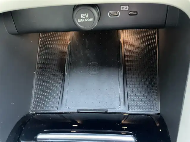 ボルボ ボルボ ＸＣ４０ アルティメット B4 AWD 高知県 2022(令4)年 2.5万km クリスタルホワイトP harman/kardonプレミアムサウンド/純正9型ナビ【Google機能搭載】/・AM/FM/Bluetooth/AppleCarPlay/youtube/ステアリングスイッチ/全方位カメラ/白レザーシート/パワーシート/メモリーシート/全席シートヒーター/電動リアゲート/スマートキー/プッシュスタート/ETC/電格ミラー/ウィンカーミラー/オートライト/フォグランプ/バックフォグランプ/LEDヘッドライト/レーダークルーズコントロール/クリスタルガラスシフトノブ/革巻きステアリング/ステアリングスイッチ/トノカバー/ルーフレール/純正19インチアルミホイール/衝突回避被害軽減ブレーキシステム/オンカミングレーンミティゲーション/ロードサインアシスト/ランオフロードミティゲーション/リア衝突回避被害軽減ブレーキシステム/パイロットアシスト/全車速追従機能付ACC/ステアリングアシスト付BLIS/衝突回避被害軽減ブレーキ機能付CTA/被追突時警告機能