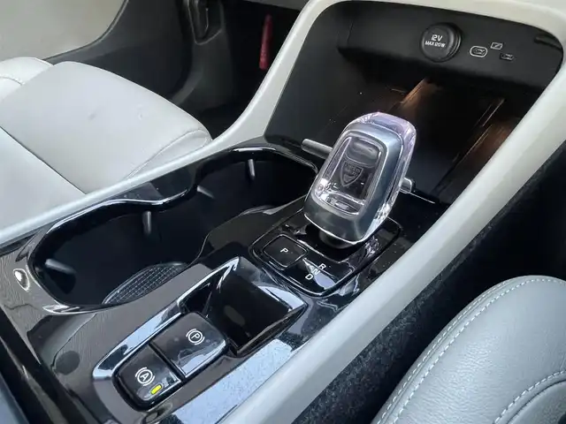 ボルボ ボルボ ＸＣ４０ アルティメット B4 AWD 高知県 2022(令4)年 2.5万km クリスタルホワイトP harman/kardonプレミアムサウンド/純正9型ナビ【Google機能搭載】/・AM/FM/Bluetooth/AppleCarPlay/youtube/ステアリングスイッチ/全方位カメラ/白レザーシート/パワーシート/メモリーシート/全席シートヒーター/電動リアゲート/スマートキー/プッシュスタート/ETC/電格ミラー/ウィンカーミラー/オートライト/フォグランプ/バックフォグランプ/LEDヘッドライト/レーダークルーズコントロール/クリスタルガラスシフトノブ/革巻きステアリング/ステアリングスイッチ/トノカバー/ルーフレール/純正19インチアルミホイール/衝突回避被害軽減ブレーキシステム/オンカミングレーンミティゲーション/ロードサインアシスト/ランオフロードミティゲーション/リア衝突回避被害軽減ブレーキシステム/パイロットアシスト/全車速追従機能付ACC/ステアリングアシスト付BLIS/衝突回避被害軽減ブレーキ機能付CTA/被追突時警告機能