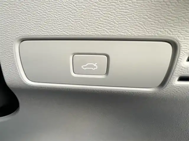 ボルボ ボルボ ＸＣ４０ アルティメット B4 AWD 高知県 2022(令4)年 2.5万km クリスタルホワイトP harman/kardonプレミアムサウンド/純正9型ナビ【Google機能搭載】/・AM/FM/Bluetooth/AppleCarPlay/youtube/ステアリングスイッチ/全方位カメラ/白レザーシート/パワーシート/メモリーシート/全席シートヒーター/電動リアゲート/スマートキー/プッシュスタート/ETC/電格ミラー/ウィンカーミラー/オートライト/フォグランプ/バックフォグランプ/LEDヘッドライト/レーダークルーズコントロール/クリスタルガラスシフトノブ/革巻きステアリング/ステアリングスイッチ/トノカバー/ルーフレール/純正19インチアルミホイール/衝突回避被害軽減ブレーキシステム/オンカミングレーンミティゲーション/ロードサインアシスト/ランオフロードミティゲーション/リア衝突回避被害軽減ブレーキシステム/パイロットアシスト/全車速追従機能付ACC/ステアリングアシスト付BLIS/衝突回避被害軽減ブレーキ機能付CTA/被追突時警告機能