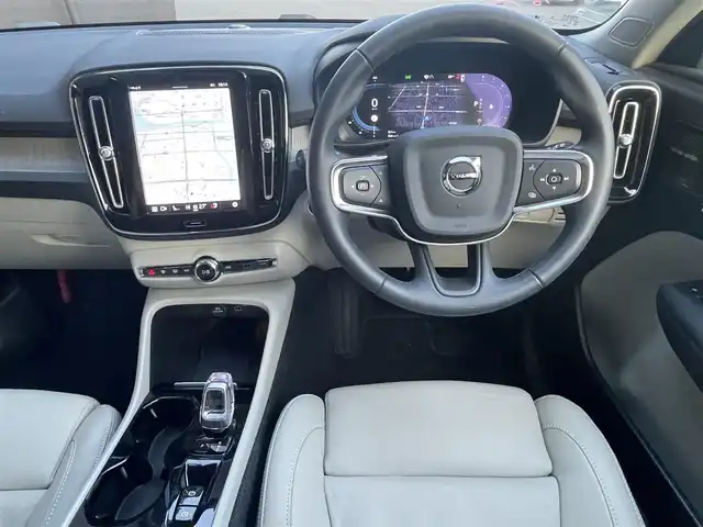 ボルボ ボルボ ＸＣ４０ アルティメット B4 AWD 高知県 2022(令4)年 2.5万km クリスタルホワイトP harman/kardonプレミアムサウンド/純正9型ナビ【Google機能搭載】/・AM/FM/Bluetooth/AppleCarPlay/youtube/ステアリングスイッチ/全方位カメラ/白レザーシート/パワーシート/メモリーシート/全席シートヒーター/電動リアゲート/スマートキー/プッシュスタート/ETC/電格ミラー/ウィンカーミラー/オートライト/フォグランプ/バックフォグランプ/LEDヘッドライト/レーダークルーズコントロール/クリスタルガラスシフトノブ/革巻きステアリング/ステアリングスイッチ/トノカバー/ルーフレール/純正19インチアルミホイール/衝突回避被害軽減ブレーキシステム/オンカミングレーンミティゲーション/ロードサインアシスト/ランオフロードミティゲーション/リア衝突回避被害軽減ブレーキシステム/パイロットアシスト/全車速追従機能付ACC/ステアリングアシスト付BLIS/衝突回避被害軽減ブレーキ機能付CTA/被追突時警告機能