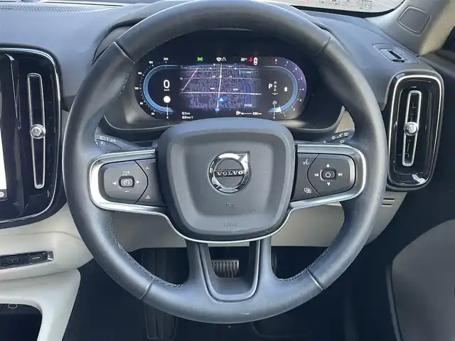 ボルボ ボルボ ＸＣ４０ アルティメット B4 AWD 高知県 2022(令4)年 2.5万km クリスタルホワイトP harman/kardonプレミアムサウンド/純正9型ナビ【Google機能搭載】/・AM/FM/Bluetooth/AppleCarPlay/youtube/ステアリングスイッチ/全方位カメラ/白レザーシート/パワーシート/メモリーシート/全席シートヒーター/電動リアゲート/スマートキー/プッシュスタート/ETC/電格ミラー/ウィンカーミラー/オートライト/フォグランプ/バックフォグランプ/LEDヘッドライト/レーダークルーズコントロール/クリスタルガラスシフトノブ/革巻きステアリング/ステアリングスイッチ/トノカバー/ルーフレール/純正19インチアルミホイール/衝突回避被害軽減ブレーキシステム/オンカミングレーンミティゲーション/ロードサインアシスト/ランオフロードミティゲーション/リア衝突回避被害軽減ブレーキシステム/パイロットアシスト/全車速追従機能付ACC/ステアリングアシスト付BLIS/衝突回避被害軽減ブレーキ機能付CTA/被追突時警告機能