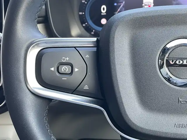 ボルボ ボルボ ＸＣ４０ アルティメット B4 AWD 高知県 2022(令4)年 2.5万km クリスタルホワイトP harman/kardonプレミアムサウンド/純正9型ナビ【Google機能搭載】/・AM/FM/Bluetooth/AppleCarPlay/youtube/ステアリングスイッチ/全方位カメラ/白レザーシート/パワーシート/メモリーシート/全席シートヒーター/電動リアゲート/スマートキー/プッシュスタート/ETC/電格ミラー/ウィンカーミラー/オートライト/フォグランプ/バックフォグランプ/LEDヘッドライト/レーダークルーズコントロール/クリスタルガラスシフトノブ/革巻きステアリング/ステアリングスイッチ/トノカバー/ルーフレール/純正19インチアルミホイール/衝突回避被害軽減ブレーキシステム/オンカミングレーンミティゲーション/ロードサインアシスト/ランオフロードミティゲーション/リア衝突回避被害軽減ブレーキシステム/パイロットアシスト/全車速追従機能付ACC/ステアリングアシスト付BLIS/衝突回避被害軽減ブレーキ機能付CTA/被追突時警告機能