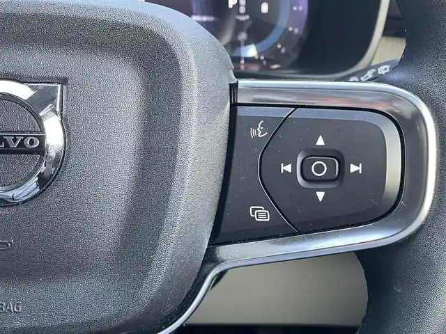 ボルボ ボルボ ＸＣ４０ アルティメット B4 AWD 高知県 2022(令4)年 2.5万km クリスタルホワイトP harman/kardonプレミアムサウンド/純正9型ナビ【Google機能搭載】/・AM/FM/Bluetooth/AppleCarPlay/youtube/ステアリングスイッチ/全方位カメラ/白レザーシート/パワーシート/メモリーシート/全席シートヒーター/電動リアゲート/スマートキー/プッシュスタート/ETC/電格ミラー/ウィンカーミラー/オートライト/フォグランプ/バックフォグランプ/LEDヘッドライト/レーダークルーズコントロール/クリスタルガラスシフトノブ/革巻きステアリング/ステアリングスイッチ/トノカバー/ルーフレール/純正19インチアルミホイール/衝突回避被害軽減ブレーキシステム/オンカミングレーンミティゲーション/ロードサインアシスト/ランオフロードミティゲーション/リア衝突回避被害軽減ブレーキシステム/パイロットアシスト/全車速追従機能付ACC/ステアリングアシスト付BLIS/衝突回避被害軽減ブレーキ機能付CTA/被追突時警告機能