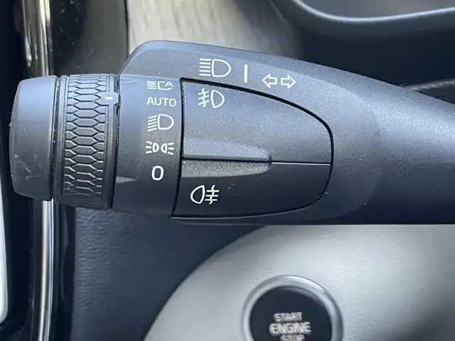 ボルボ ボルボ ＸＣ４０ アルティメット B4 AWD 高知県 2022(令4)年 2.5万km クリスタルホワイトP harman/kardonプレミアムサウンド/純正9型ナビ【Google機能搭載】/・AM/FM/Bluetooth/AppleCarPlay/youtube/ステアリングスイッチ/全方位カメラ/白レザーシート/パワーシート/メモリーシート/全席シートヒーター/電動リアゲート/スマートキー/プッシュスタート/ETC/電格ミラー/ウィンカーミラー/オートライト/フォグランプ/バックフォグランプ/LEDヘッドライト/レーダークルーズコントロール/クリスタルガラスシフトノブ/革巻きステアリング/ステアリングスイッチ/トノカバー/ルーフレール/純正19インチアルミホイール/衝突回避被害軽減ブレーキシステム/オンカミングレーンミティゲーション/ロードサインアシスト/ランオフロードミティゲーション/リア衝突回避被害軽減ブレーキシステム/パイロットアシスト/全車速追従機能付ACC/ステアリングアシスト付BLIS/衝突回避被害軽減ブレーキ機能付CTA/被追突時警告機能