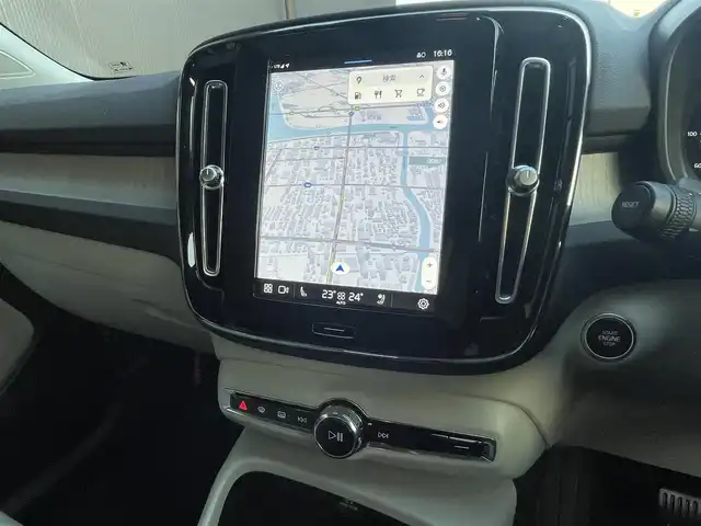 ボルボ ボルボ ＸＣ４０ アルティメット B4 AWD 高知県 2022(令4)年 2.5万km クリスタルホワイトP harman/kardonプレミアムサウンド/純正9型ナビ【Google機能搭載】/・AM/FM/Bluetooth/AppleCarPlay/youtube/ステアリングスイッチ/全方位カメラ/白レザーシート/パワーシート/メモリーシート/全席シートヒーター/電動リアゲート/スマートキー/プッシュスタート/ETC/電格ミラー/ウィンカーミラー/オートライト/フォグランプ/バックフォグランプ/LEDヘッドライト/レーダークルーズコントロール/クリスタルガラスシフトノブ/革巻きステアリング/ステアリングスイッチ/トノカバー/ルーフレール/純正19インチアルミホイール/衝突回避被害軽減ブレーキシステム/オンカミングレーンミティゲーション/ロードサインアシスト/ランオフロードミティゲーション/リア衝突回避被害軽減ブレーキシステム/パイロットアシスト/全車速追従機能付ACC/ステアリングアシスト付BLIS/衝突回避被害軽減ブレーキ機能付CTA/被追突時警告機能