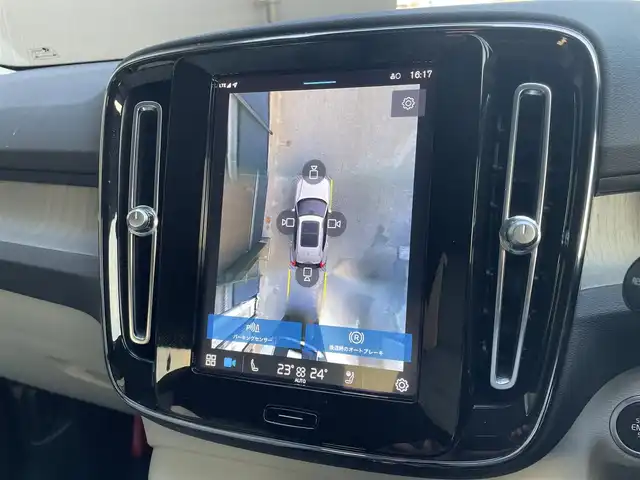 ボルボ ボルボ ＸＣ４０ アルティメット B4 AWD 高知県 2022(令4)年 2.5万km クリスタルホワイトP harman/kardonプレミアムサウンド/純正9型ナビ【Google機能搭載】/・AM/FM/Bluetooth/AppleCarPlay/youtube/ステアリングスイッチ/全方位カメラ/白レザーシート/パワーシート/メモリーシート/全席シートヒーター/電動リアゲート/スマートキー/プッシュスタート/ETC/電格ミラー/ウィンカーミラー/オートライト/フォグランプ/バックフォグランプ/LEDヘッドライト/レーダークルーズコントロール/クリスタルガラスシフトノブ/革巻きステアリング/ステアリングスイッチ/トノカバー/ルーフレール/純正19インチアルミホイール/衝突回避被害軽減ブレーキシステム/オンカミングレーンミティゲーション/ロードサインアシスト/ランオフロードミティゲーション/リア衝突回避被害軽減ブレーキシステム/パイロットアシスト/全車速追従機能付ACC/ステアリングアシスト付BLIS/衝突回避被害軽減ブレーキ機能付CTA/被追突時警告機能