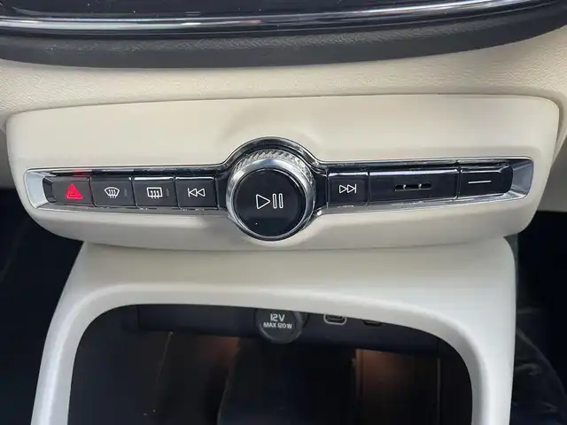 ボルボ ボルボ ＸＣ４０ アルティメット B4 AWD 高知県 2022(令4)年 2.5万km クリスタルホワイトP harman/kardonプレミアムサウンド/純正9型ナビ【Google機能搭載】/・AM/FM/Bluetooth/AppleCarPlay/youtube/ステアリングスイッチ/全方位カメラ/白レザーシート/パワーシート/メモリーシート/全席シートヒーター/電動リアゲート/スマートキー/プッシュスタート/ETC/電格ミラー/ウィンカーミラー/オートライト/フォグランプ/バックフォグランプ/LEDヘッドライト/レーダークルーズコントロール/クリスタルガラスシフトノブ/革巻きステアリング/ステアリングスイッチ/トノカバー/ルーフレール/純正19インチアルミホイール/衝突回避被害軽減ブレーキシステム/オンカミングレーンミティゲーション/ロードサインアシスト/ランオフロードミティゲーション/リア衝突回避被害軽減ブレーキシステム/パイロットアシスト/全車速追従機能付ACC/ステアリングアシスト付BLIS/衝突回避被害軽減ブレーキ機能付CTA/被追突時警告機能