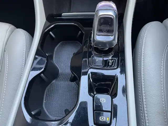 ボルボ ボルボ ＸＣ４０ アルティメット B4 AWD 高知県 2022(令4)年 2.5万km クリスタルホワイトP harman/kardonプレミアムサウンド/純正9型ナビ【Google機能搭載】/・AM/FM/Bluetooth/AppleCarPlay/youtube/ステアリングスイッチ/全方位カメラ/白レザーシート/パワーシート/メモリーシート/全席シートヒーター/電動リアゲート/スマートキー/プッシュスタート/ETC/電格ミラー/ウィンカーミラー/オートライト/フォグランプ/バックフォグランプ/LEDヘッドライト/レーダークルーズコントロール/クリスタルガラスシフトノブ/革巻きステアリング/ステアリングスイッチ/トノカバー/ルーフレール/純正19インチアルミホイール/衝突回避被害軽減ブレーキシステム/オンカミングレーンミティゲーション/ロードサインアシスト/ランオフロードミティゲーション/リア衝突回避被害軽減ブレーキシステム/パイロットアシスト/全車速追従機能付ACC/ステアリングアシスト付BLIS/衝突回避被害軽減ブレーキ機能付CTA/被追突時警告機能