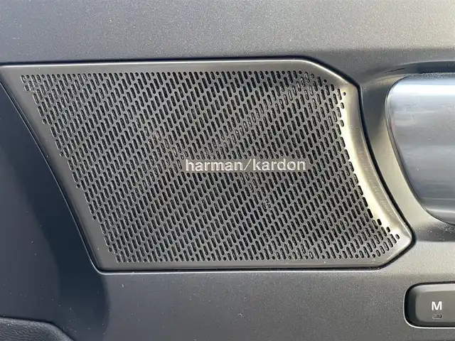 ボルボ ボルボ ＸＣ４０ アルティメット B4 AWD 高知県 2022(令4)年 2.5万km クリスタルホワイトP harman/kardonプレミアムサウンド/純正9型ナビ【Google機能搭載】/・AM/FM/Bluetooth/AppleCarPlay/youtube/ステアリングスイッチ/全方位カメラ/白レザーシート/パワーシート/メモリーシート/全席シートヒーター/電動リアゲート/スマートキー/プッシュスタート/ETC/電格ミラー/ウィンカーミラー/オートライト/フォグランプ/バックフォグランプ/LEDヘッドライト/レーダークルーズコントロール/クリスタルガラスシフトノブ/革巻きステアリング/ステアリングスイッチ/トノカバー/ルーフレール/純正19インチアルミホイール/衝突回避被害軽減ブレーキシステム/オンカミングレーンミティゲーション/ロードサインアシスト/ランオフロードミティゲーション/リア衝突回避被害軽減ブレーキシステム/パイロットアシスト/全車速追従機能付ACC/ステアリングアシスト付BLIS/衝突回避被害軽減ブレーキ機能付CTA/被追突時警告機能