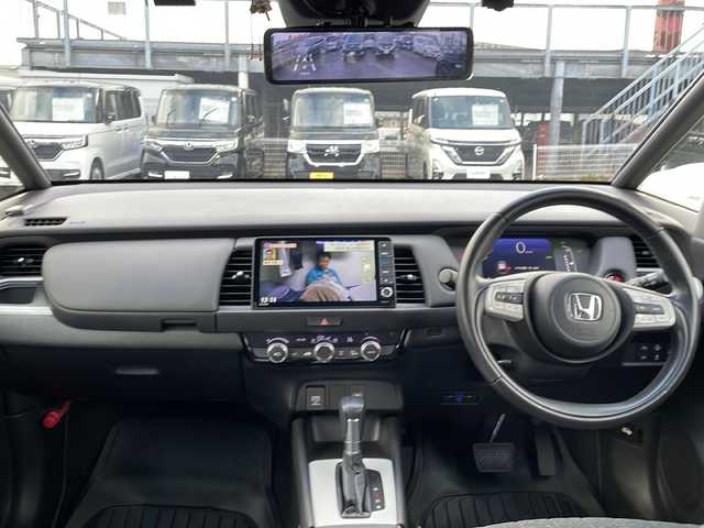 ホンダ フィット e:HEVホーム 道東・釧路十勝 2021(令3)年 1.9万km プレミアムサンライトホワイトパール 4WD/純正９インチナビ　/(AM/FM/フルセグTV/ＤＶＤ再生/Ｂｌｕｅｔｏｏｔｈ接続)/前後ドライブレコーダー　/ＥＴＣ　/バックカメラ/電動パーキングブレーキ　/渋滞追従機能付アダプティブ・クルーズ・コントロール/前後コーナーセンサー　/レーンアシスト　/衝突軽減ブレーキ/横滑り防止装置/アイドリングストップ　/スマートキー/プッシュスタート　/純正ＬＥＤヘッドライト/純正フロアマット/社外15インチアルミホイール/サマータイヤ積み込み/・195/60/R15/・社外アルミホイール/・溝5ミリ