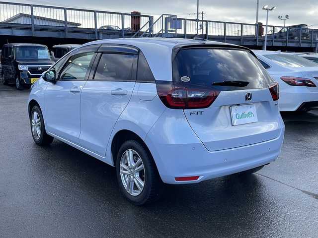 ホンダ フィット e:HEVホーム 道東・釧路十勝 2021(令3)年 1.9万km プレミアムサンライトホワイトパール 4WD/純正９インチナビ　/(AM/FM/フルセグTV/ＤＶＤ再生/Ｂｌｕｅｔｏｏｔｈ接続)/前後ドライブレコーダー　/ＥＴＣ　/バックカメラ/電動パーキングブレーキ　/渋滞追従機能付アダプティブ・クルーズ・コントロール/前後コーナーセンサー　/レーンアシスト　/衝突軽減ブレーキ/横滑り防止装置/アイドリングストップ　/スマートキー/プッシュスタート　/純正ＬＥＤヘッドライト/純正フロアマット/社外15インチアルミホイール/サマータイヤ積み込み/・195/60/R15/・社外アルミホイール/・溝5ミリ