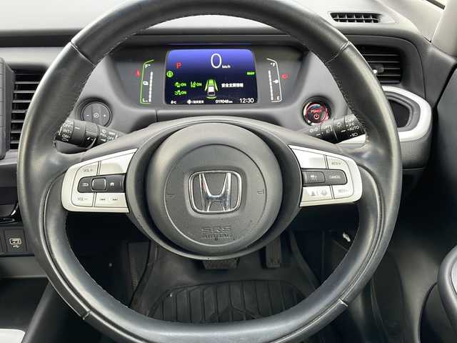 ホンダ フィット e:HEVホーム 道東・釧路十勝 2021(令3)年 1.9万km プレミアムサンライトホワイトパール 4WD/純正９インチナビ　/(AM/FM/フルセグTV/ＤＶＤ再生/Ｂｌｕｅｔｏｏｔｈ接続)/前後ドライブレコーダー　/ＥＴＣ　/バックカメラ/電動パーキングブレーキ　/渋滞追従機能付アダプティブ・クルーズ・コントロール/前後コーナーセンサー　/レーンアシスト　/衝突軽減ブレーキ/横滑り防止装置/アイドリングストップ　/スマートキー/プッシュスタート　/純正ＬＥＤヘッドライト/純正フロアマット/社外15インチアルミホイール/サマータイヤ積み込み/・195/60/R15/・社外アルミホイール/・溝5ミリ