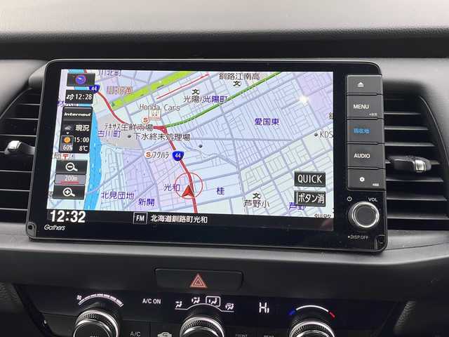 ホンダ フィット e:HEVホーム 道東・釧路十勝 2021(令3)年 1.9万km プレミアムサンライトホワイトパール 4WD/純正９インチナビ　/(AM/FM/フルセグTV/ＤＶＤ再生/Ｂｌｕｅｔｏｏｔｈ接続)/前後ドライブレコーダー　/ＥＴＣ　/バックカメラ/電動パーキングブレーキ　/渋滞追従機能付アダプティブ・クルーズ・コントロール/前後コーナーセンサー　/レーンアシスト　/衝突軽減ブレーキ/横滑り防止装置/アイドリングストップ　/スマートキー/プッシュスタート　/純正ＬＥＤヘッドライト/純正フロアマット/社外15インチアルミホイール/サマータイヤ積み込み/・195/60/R15/・社外アルミホイール/・溝5ミリ