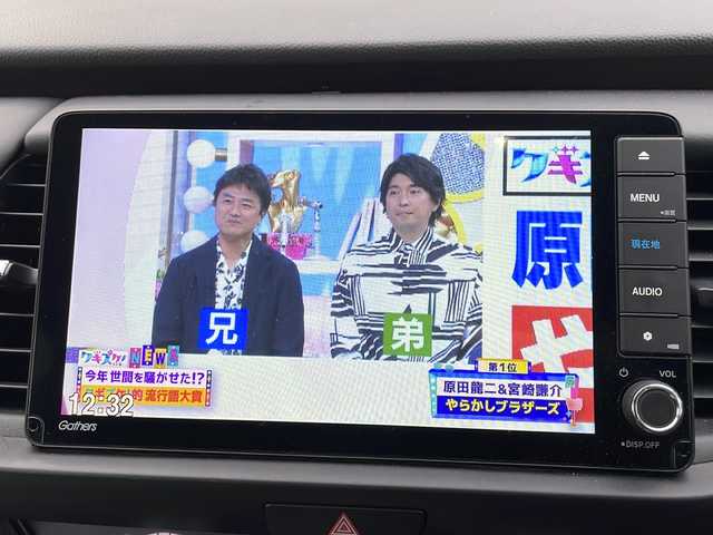 ホンダ フィット e:HEVホーム 道東・釧路十勝 2021(令3)年 1.9万km プレミアムサンライトホワイトパール 4WD/純正９インチナビ　/(AM/FM/フルセグTV/ＤＶＤ再生/Ｂｌｕｅｔｏｏｔｈ接続)/前後ドライブレコーダー　/ＥＴＣ　/バックカメラ/電動パーキングブレーキ　/渋滞追従機能付アダプティブ・クルーズ・コントロール/前後コーナーセンサー　/レーンアシスト　/衝突軽減ブレーキ/横滑り防止装置/アイドリングストップ　/スマートキー/プッシュスタート　/純正ＬＥＤヘッドライト/純正フロアマット/社外15インチアルミホイール/サマータイヤ積み込み/・195/60/R15/・社外アルミホイール/・溝5ミリ