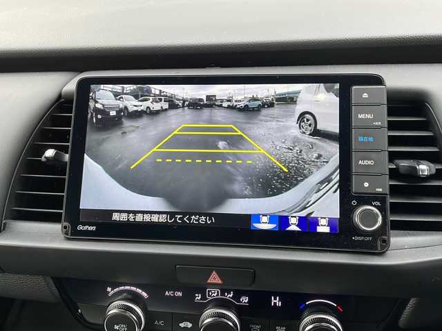 ホンダ フィット e:HEVホーム 道東・釧路十勝 2021(令3)年 1.9万km プレミアムサンライトホワイトパール 4WD/純正９インチナビ　/(AM/FM/フルセグTV/ＤＶＤ再生/Ｂｌｕｅｔｏｏｔｈ接続)/前後ドライブレコーダー　/ＥＴＣ　/バックカメラ/電動パーキングブレーキ　/渋滞追従機能付アダプティブ・クルーズ・コントロール/前後コーナーセンサー　/レーンアシスト　/衝突軽減ブレーキ/横滑り防止装置/アイドリングストップ　/スマートキー/プッシュスタート　/純正ＬＥＤヘッドライト/純正フロアマット/社外15インチアルミホイール/サマータイヤ積み込み/・195/60/R15/・社外アルミホイール/・溝5ミリ