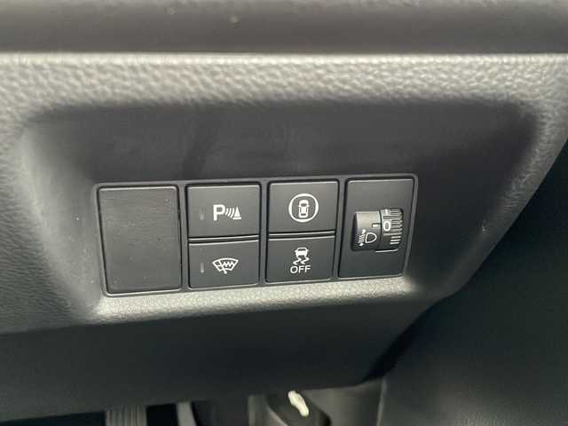 ホンダ フィット e:HEVホーム 道東・釧路十勝 2021(令3)年 1.9万km プレミアムサンライトホワイトパール 4WD/純正９インチナビ　/(AM/FM/フルセグTV/ＤＶＤ再生/Ｂｌｕｅｔｏｏｔｈ接続)/前後ドライブレコーダー　/ＥＴＣ　/バックカメラ/電動パーキングブレーキ　/渋滞追従機能付アダプティブ・クルーズ・コントロール/前後コーナーセンサー　/レーンアシスト　/衝突軽減ブレーキ/横滑り防止装置/アイドリングストップ　/スマートキー/プッシュスタート　/純正ＬＥＤヘッドライト/純正フロアマット/社外15インチアルミホイール/サマータイヤ積み込み/・195/60/R15/・社外アルミホイール/・溝5ミリ