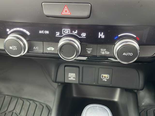 ホンダ フィット e:HEVホーム 道東・釧路十勝 2021(令3)年 1.9万km プレミアムサンライトホワイトパール 4WD/純正９インチナビ　/(AM/FM/フルセグTV/ＤＶＤ再生/Ｂｌｕｅｔｏｏｔｈ接続)/前後ドライブレコーダー　/ＥＴＣ　/バックカメラ/電動パーキングブレーキ　/渋滞追従機能付アダプティブ・クルーズ・コントロール/前後コーナーセンサー　/レーンアシスト　/衝突軽減ブレーキ/横滑り防止装置/アイドリングストップ　/スマートキー/プッシュスタート　/純正ＬＥＤヘッドライト/純正フロアマット/社外15インチアルミホイール/サマータイヤ積み込み/・195/60/R15/・社外アルミホイール/・溝5ミリ