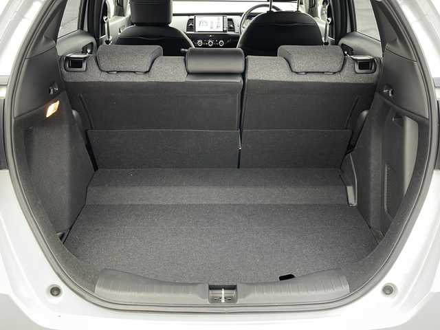 ホンダ フィット e:HEVホーム 道東・釧路十勝 2021(令3)年 1.9万km プレミアムサンライトホワイトパール 4WD/純正９インチナビ　/(AM/FM/フルセグTV/ＤＶＤ再生/Ｂｌｕｅｔｏｏｔｈ接続)/前後ドライブレコーダー　/ＥＴＣ　/バックカメラ/電動パーキングブレーキ　/渋滞追従機能付アダプティブ・クルーズ・コントロール/前後コーナーセンサー　/レーンアシスト　/衝突軽減ブレーキ/横滑り防止装置/アイドリングストップ　/スマートキー/プッシュスタート　/純正ＬＥＤヘッドライト/純正フロアマット/社外15インチアルミホイール/サマータイヤ積み込み/・195/60/R15/・社外アルミホイール/・溝5ミリ