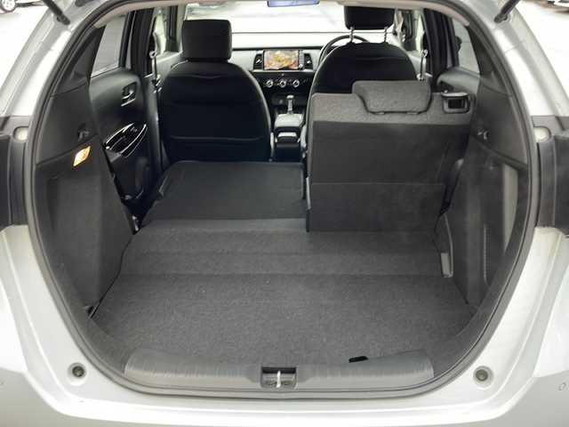 ホンダ フィット e:HEVホーム 道東・釧路十勝 2021(令3)年 1.9万km プレミアムサンライトホワイトパール 4WD/純正９インチナビ　/(AM/FM/フルセグTV/ＤＶＤ再生/Ｂｌｕｅｔｏｏｔｈ接続)/前後ドライブレコーダー　/ＥＴＣ　/バックカメラ/電動パーキングブレーキ　/渋滞追従機能付アダプティブ・クルーズ・コントロール/前後コーナーセンサー　/レーンアシスト　/衝突軽減ブレーキ/横滑り防止装置/アイドリングストップ　/スマートキー/プッシュスタート　/純正ＬＥＤヘッドライト/純正フロアマット/社外15インチアルミホイール/サマータイヤ積み込み/・195/60/R15/・社外アルミホイール/・溝5ミリ