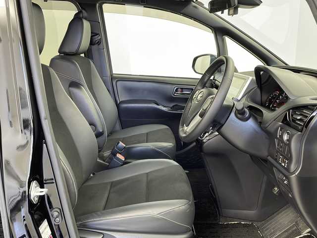 トヨタ ノア Si ダブルバイビーⅡ 鹿児島県 2019(令1)年 2.4万km ブラック 純正１０型ナビ　【TZ-D205W】/バックカメラ　/両側電動スライドドア　/純正ドライブレコーダー/リアサンシェード/プッシュスタート/純正ドアバイザー/純正ＥＴＣ　/クルーズコントロール　/トヨタセーフティセンス　/プリクラッシュセーフティ　/アイドリングストップ　/スマートキー　/禁煙車