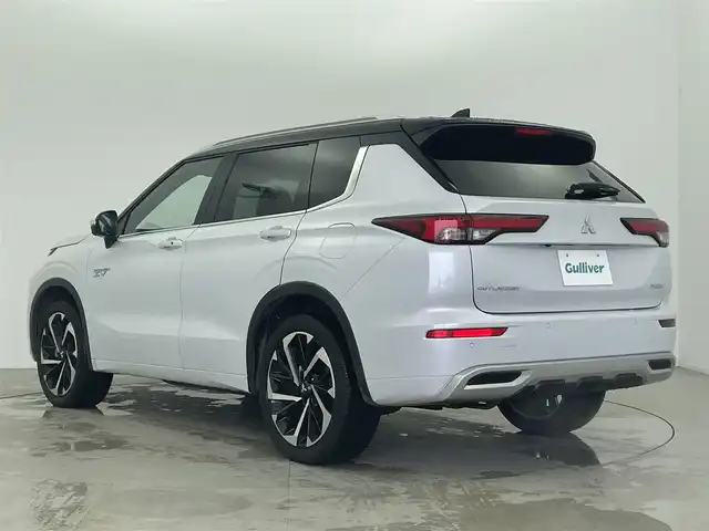 三菱 アウトランダー ＰＨＥＶ P 富山県 2022(令4)年 2.4万km 白Ⅱ BOSEサウンド/純正9インチナビ（AM/FM/BT/USB/フルセグ）/全方位カメラ/ETC/ヘッドアップディスプレイ/レザーシート/D/N席パワーシート/D/N席メモリシート/シートヒーター/ハンドルヒーター/ブラインドスポットモニター/衝突被害軽減システム/レーダークルーズコントロール/レーンキープアシスト/コーナーセンサー/横滑り防止装置/ダウンヒルアシストコントロール/オートLEDライト/オートマチックハイビーム/純正アルミホイール/純正フロアマット/革巻きステアリング/ステアリングスイッチ/パドルシフト/置くだけ充電/スマートキー/スペアキー