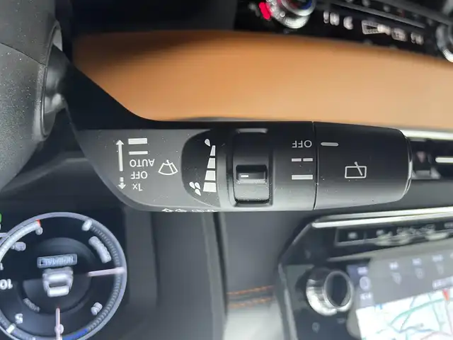 三菱 アウトランダー ＰＨＥＶ P 富山県 2022(令4)年 2.4万km 白Ⅱ BOSEサウンド/純正9インチナビ（AM/FM/BT/USB/フルセグ）/全方位カメラ/ETC/ヘッドアップディスプレイ/レザーシート/D/N席パワーシート/D/N席メモリシート/シートヒーター/ハンドルヒーター/ブラインドスポットモニター/衝突被害軽減システム/レーダークルーズコントロール/レーンキープアシスト/コーナーセンサー/横滑り防止装置/ダウンヒルアシストコントロール/オートLEDライト/オートマチックハイビーム/純正アルミホイール/純正フロアマット/革巻きステアリング/ステアリングスイッチ/パドルシフト/置くだけ充電/スマートキー/スペアキー