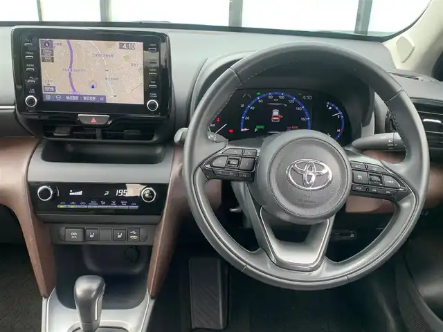 トヨタ ヤリスクロス ハイブリッド Z 大阪府 2022(令4)年 4.3万km ホワイトパールクリスタルシャイン 純正８インチナビ/   Bluetooth/USB/衝突軽減/ＢＳＭ/全方位モニター/前席シートヒーター/レーダークルーズコントロール/パワーシート/ドライブレコーダー/純正フロアマット/プッシュスタート/スマートキー/ハーフレザー/ＥＴＣ/ＬＥＤライト