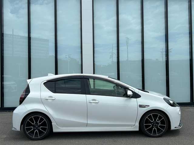 トヨタ アクア G G’s 大阪府 2016(平28)年 4.8万km ライムホワイトパールクリスタルシャイン 社外8インチナビ（サイバーナビ）　/   フルセグTV/CD/DVD/Bluetooth /USB /バックカメラ　　/横滑り防止装置/クルーズコントロール/レーンキープアシスト/ドライブレコーダー（前方）/オートマチックハイビーム/純正フロアマット/プッシュスタート/スマートキー　/純正17インチアルミホイール（G’s）　/純正エアロ（フロント、リア、サイド）　/LEDヘッドランプ　/ETC/LED　