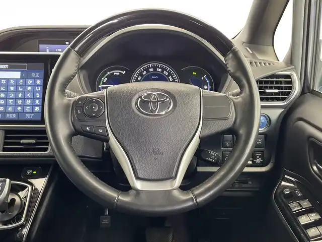 トヨタ エスクァイア ハイブリッド 栃木県 2019(令1)年 3.8万km スパークリングブラックパールクリスタルシャイン 純正10インチナビ/（CD/DVD/Bluetooth/SD/iPod）/バックカメラ/純正ビルトインETC/トヨタセーフティセンス/・プリクラッシュセーフティ/・レーンディパーチャーアラート/・オートマチックハイビーム/・先行発進車お知らせ/・クリアランスソナー/PKSB/前方ドラレコ/両側パワースライドドア/ハーフレザーシート/シートヒーター/禁煙車/ステアリングヒーター/フリップダウンモニター/オートライト/LEDヘッドライト/AC100V電源/スマートキー/プッシュスタート/ステアリングスイッチ/電動格納ミラー/純正アルミホイール/純正フロアマット