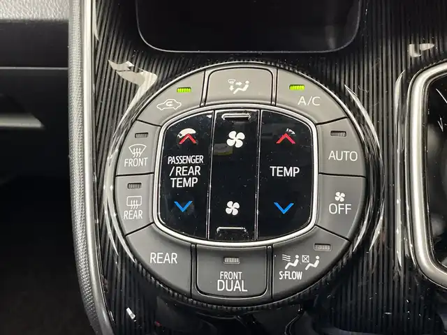 トヨタ エスクァイア ハイブリッド 栃木県 2019(令1)年 3.8万km スパークリングブラックパールクリスタルシャイン 純正10インチナビ/（CD/DVD/Bluetooth/SD/iPod）/バックカメラ/純正ビルトインETC/トヨタセーフティセンス/・プリクラッシュセーフティ/・レーンディパーチャーアラート/・オートマチックハイビーム/・先行発進車お知らせ/・クリアランスソナー/PKSB/前方ドラレコ/両側パワースライドドア/ハーフレザーシート/シートヒーター/禁煙車/ステアリングヒーター/フリップダウンモニター/オートライト/LEDヘッドライト/AC100V電源/スマートキー/プッシュスタート/ステアリングスイッチ/電動格納ミラー/純正アルミホイール/純正フロアマット