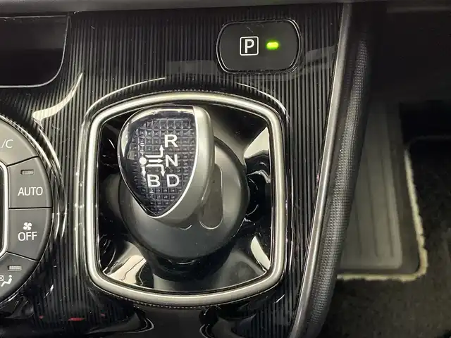 トヨタ エスクァイア ハイブリッド 栃木県 2019(令1)年 3.8万km スパークリングブラックパールクリスタルシャイン 純正10インチナビ/（CD/DVD/Bluetooth/SD/iPod）/バックカメラ/純正ビルトインETC/トヨタセーフティセンス/・プリクラッシュセーフティ/・レーンディパーチャーアラート/・オートマチックハイビーム/・先行発進車お知らせ/・クリアランスソナー/PKSB/前方ドラレコ/両側パワースライドドア/ハーフレザーシート/シートヒーター/禁煙車/ステアリングヒーター/フリップダウンモニター/オートライト/LEDヘッドライト/AC100V電源/スマートキー/プッシュスタート/ステアリングスイッチ/電動格納ミラー/純正アルミホイール/純正フロアマット