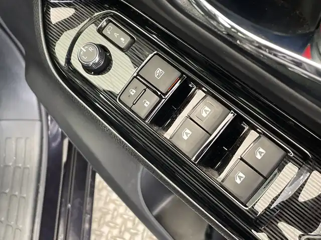 トヨタ エスクァイア ハイブリッド 栃木県 2019(令1)年 3.8万km スパークリングブラックパールクリスタルシャイン 純正10インチナビ/（CD/DVD/Bluetooth/SD/iPod）/バックカメラ/純正ビルトインETC/トヨタセーフティセンス/・プリクラッシュセーフティ/・レーンディパーチャーアラート/・オートマチックハイビーム/・先行発進車お知らせ/・クリアランスソナー/PKSB/前方ドラレコ/両側パワースライドドア/ハーフレザーシート/シートヒーター/禁煙車/ステアリングヒーター/フリップダウンモニター/オートライト/LEDヘッドライト/AC100V電源/スマートキー/プッシュスタート/ステアリングスイッチ/電動格納ミラー/純正アルミホイール/純正フロアマット